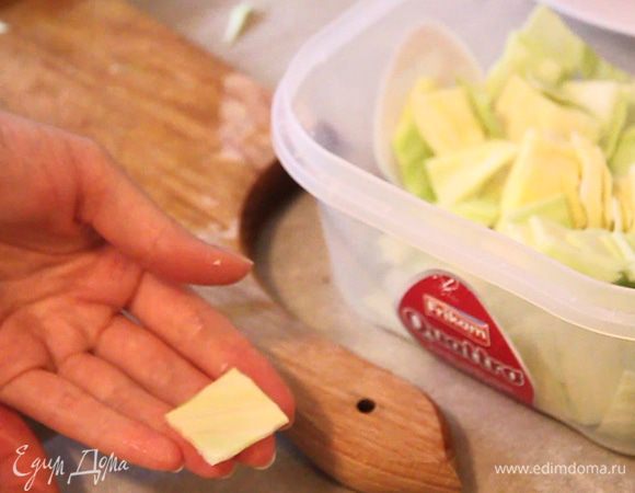 Для удобства сразу нарежьте все ингредиенты на кубики, а капусту — на квадратики.