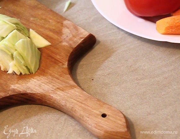 Для начала нужно разрезать капусту на 2 части и далее аккуратно разрезать на небольшие квадратики.