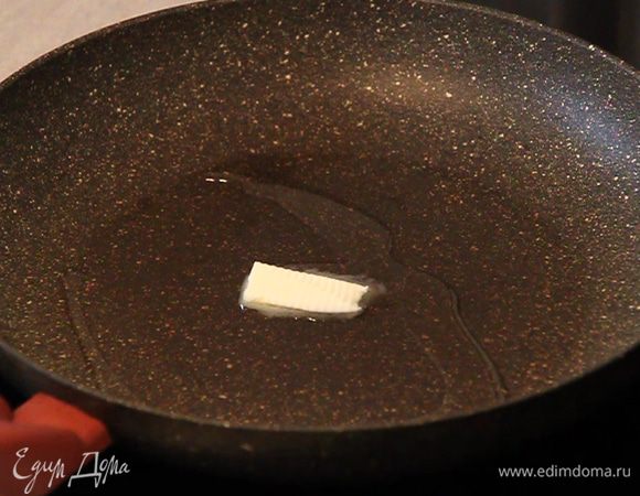 Начинаем обжаривать наши нарезанные ингредиенты.