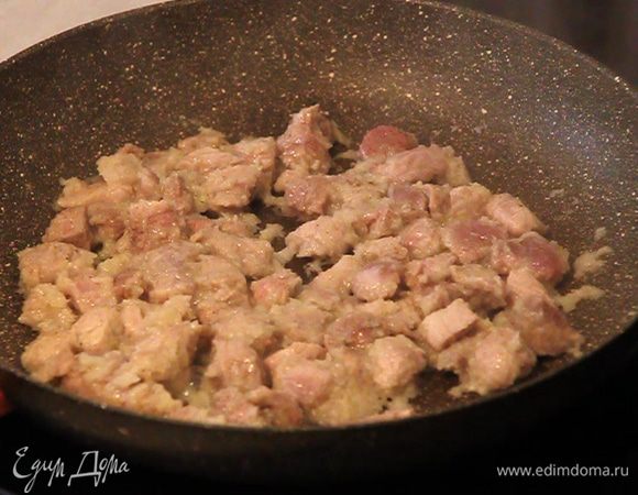 На сковороде с использованием растительного масла и кусочка сливочного масла обжариваем заранее замаринованное мясо, нарезанное кубиками.