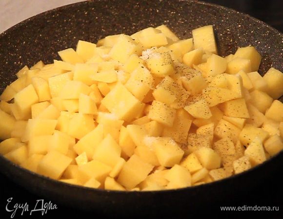 Далее в сковороду на растительное масло с добавлением кусочка сливочного выкладываем нарезанный кубиками картофель. Солим, перчим и обжариваем до появления золотистой корочки.
