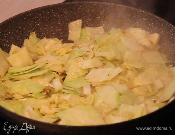Затем обжариваем капусту, нарезанную квадратиками и, немного подсолив, обжариваем до появления легкой золотистой корочки.