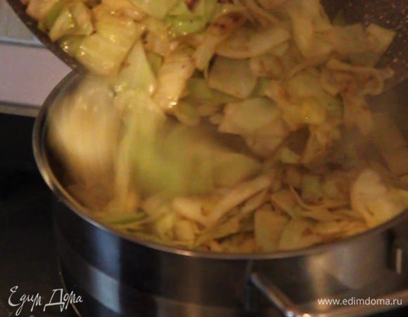 Выкладываем в кастрюлю. Отдельно в чайнике советую вскипятить около 1–1,5 л воды, чтобы залить наши овощи.