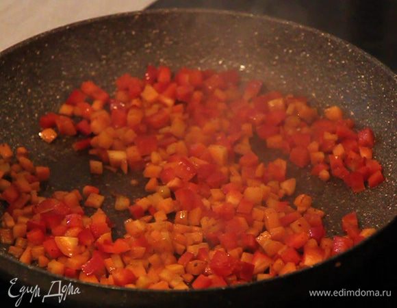 Далее обжариваем кубики моркови, квадратики болгарского перца и кубики помидора, можно немного подсолить. Хорошо перемешиваем и выкладываем в кастрюлю.
