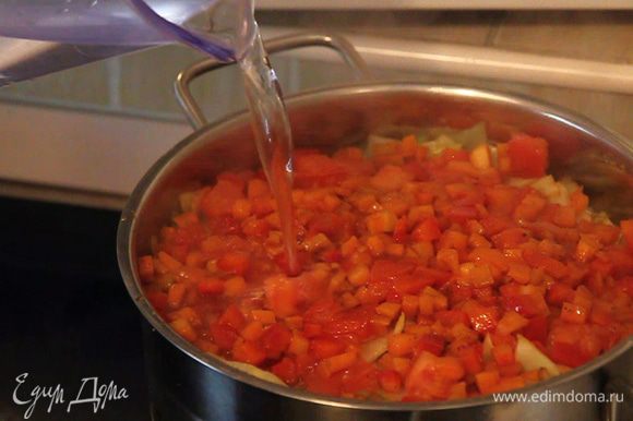 Все ингредиенты теперь в кастрюле. Добавляем горячую воду так, чтобы она слегка проглядывала через овощи, но не покрывала их. Наши овощи в дальнейшем дополнительно выделят сок и будут в нем вариться.