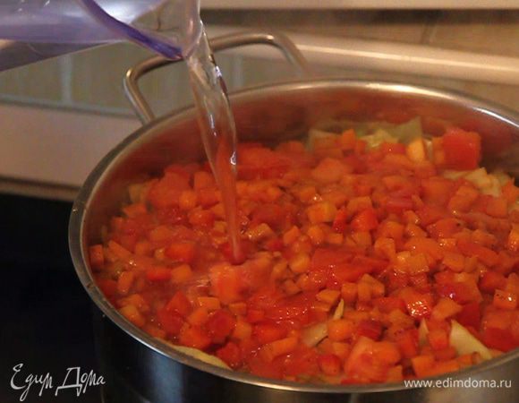 Все ингредиенты теперь в кастрюле. Добавляем горячую воду так, чтобы она слегка проглядывала через овощи, но не покрывала их. Наши овощи в дальнейшем дополнительно выделят сок и будут в нем вариться.