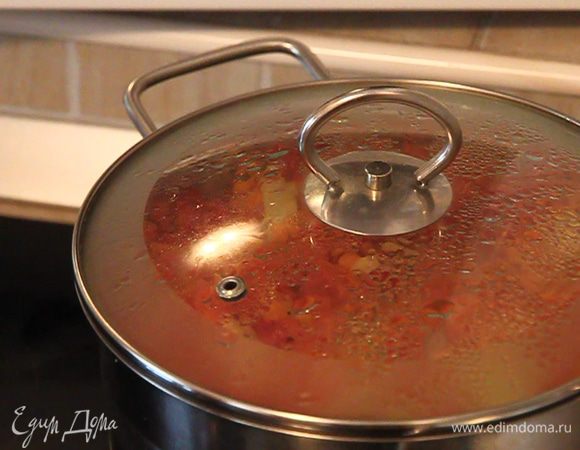 Накрываем крышкой и ставим на огонь, чтоб вода закипела. Когда бульон закипит, мы уменьшаем температуру приготовления и начинаем томить рагу до полной готовности.