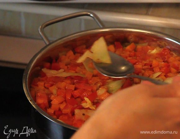 В процессе приготовления можно аккуратно перемешать рагу и попробовать бульон на соль.