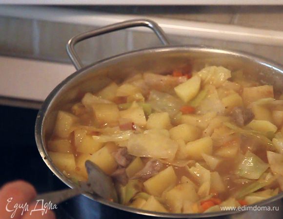 Минут через 7–10 попробуйте картофель и мясо на готовность. Убедившись, что рагу достаточно подсолено и приготовлено, выключайте плиту и дайте овощному рагу немного настояться.