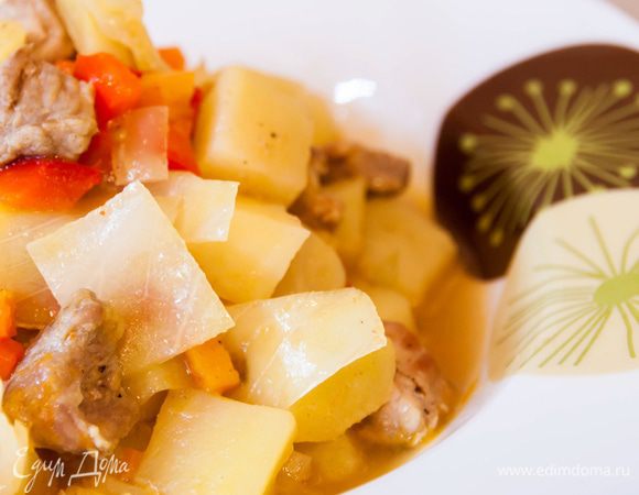 Завершающим этапом выложите рагу на порционные тарелочки и радуйте своих домочадцев. Приятного вам аппетита!