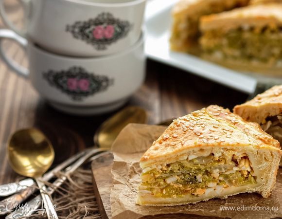 Смазать пирог взбитым яйцом, по желанию- посыпать кунжутом. Выпекать при 180°C минут 30, пока верх пирога не зазолотится. Дать пирогу остыть, разрезать на порции и подавать. Пирог невероятно вкусен как в горячем, так и в холодном виде. Никто не сможет отказаться.