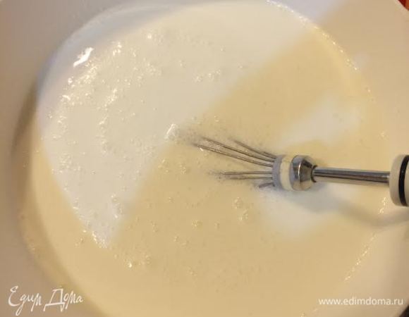 Взбить венчиком мацони, сметану и воду.