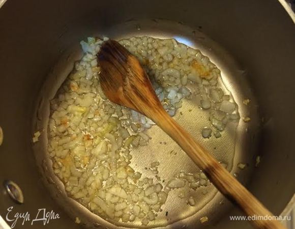 Лук мелко нарезать и потушить на растительном масле до золотистого цвета.