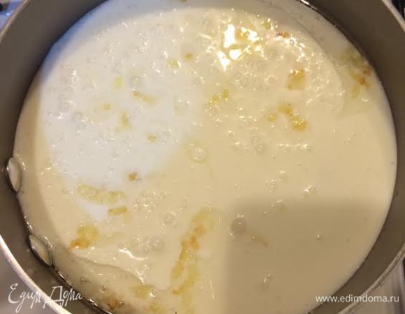 Перелить смесь из мацони и сметаны в кастрюлю с луком. На медленном огне довести до кипения, постоянно помешивая венчиком.