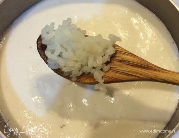 Когда суп закипит, добавить 2 ст. л. вареного риса, накрыть крышкой и варить 2-3 минуты.