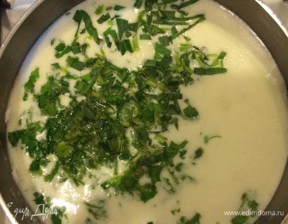 Зелень мелко порубить и добавить в суп. Добавить соль по вкусу. Варить 2-3 минуты.