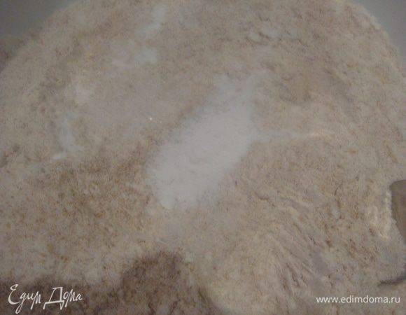 В глубокой миске смешиваем цельнозерновую муку с пшеничной добавляем соль, соду и лимонную кислоту. Перемешиваем. 