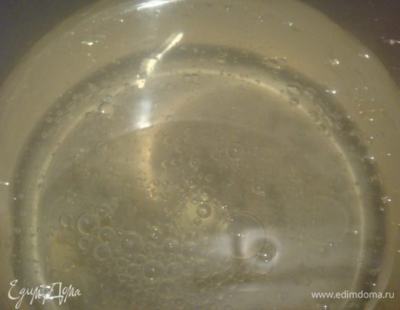 В ледяную воду, добавляем масло и хорошо взбиваем миксером до белой пены.