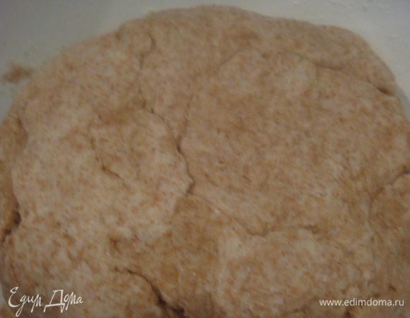 Вливаем масло в муку, перемешиваем и замешиваем тесто. Тесто получается мягкое и эластичное. Накрываем тесто и даем отдохнуть 10 минут.