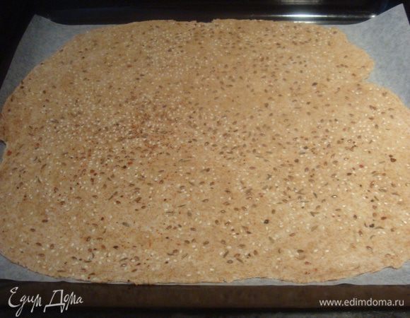 Тесто тонко раскатываем скалкой,аккуратно переносим на противень.