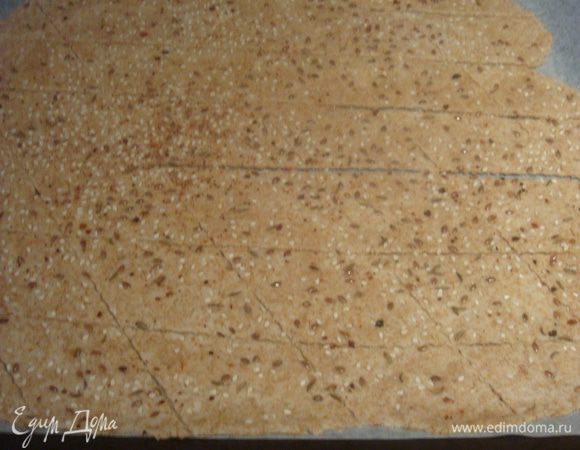 Нарезаем печенье (я нарезаю в форме ромбов).