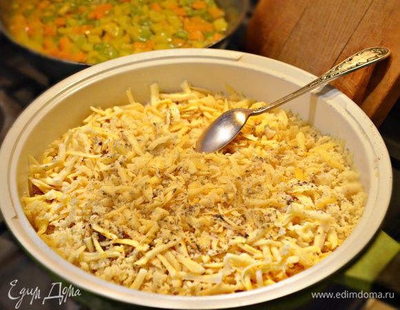 Сыр натереть на крупной терке и добавьте вместе с обжаренными перцами, двумя сырыми яйцами к кускусу. Посолите, поперчите, приправить щепоткой прованских трав и хорошо перемешайте. 