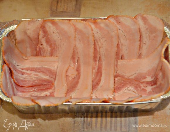 Форму для запекания смажьте растительным маслом и положите внахлест бекон.