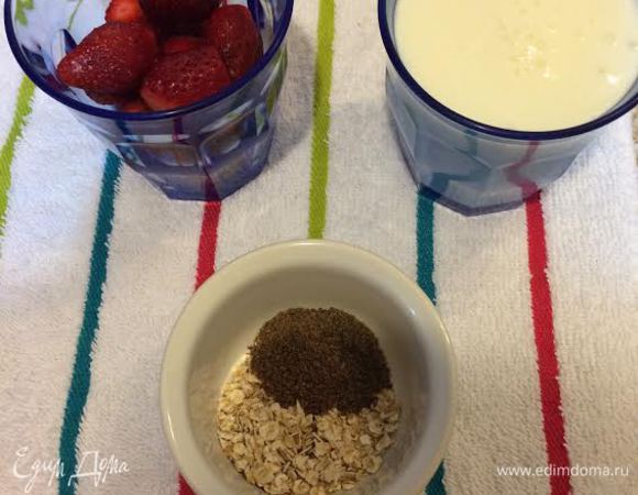 Для смузи я использую льняное семя с амарантом. Если клубника сладкая мед можно не добавлять.