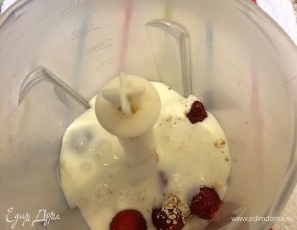 Взбить в блендере клубнику, овсянку, льняное семя (молотое) и кефир.