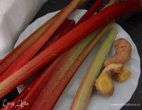 Имбирь почистите. Стебли ревеня также очистите, убирая верхние волокна. Нарежьте небольшими кусочками.
