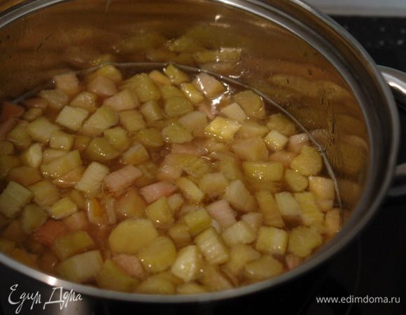 Добавьте к варящимся лимонам сахар, ревень и имбирь. Продолжайте варить около 40 минут на медленном огне, помешивая. Затем разложите по баночкам. Получается варенье с вкусным сиропом. Если хочется погуще, можно уменьшить количество воды на начальном этапе.