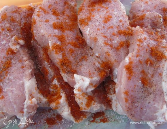 Свиной биток  нарежьте на кусочки толщиной 1 см, посолите, поперчите и присыпьте паприкой. Убираем в холодильник на 30 минут.