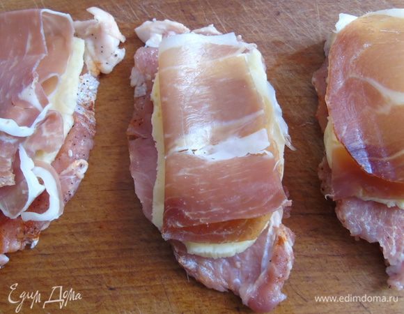 А поверх сыра покладите по кусочку прошутто.