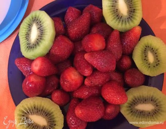 Если клубника сладкая сахар можно не добавлять. Если решите добавлять сахар, то доведите его с компотом до кипения. Я использовала компот из (клубники и алычи), можно использовать просто апельсиновый сок.