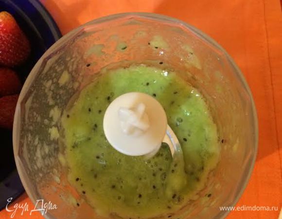 Киви взбить в блендере.