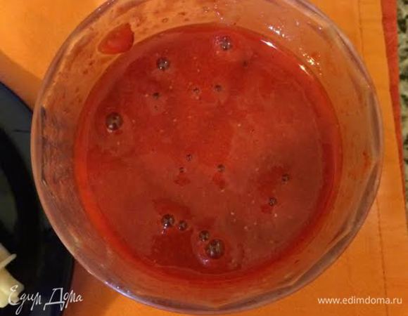 Добавить клубнику и еще раз хорошо взбить.