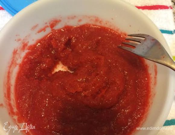 Через час размешать кристаллики льда вилкой и отправить в морозилку на 30 минут. Повторить дважды (ориентируйтесь на свою морозилку).