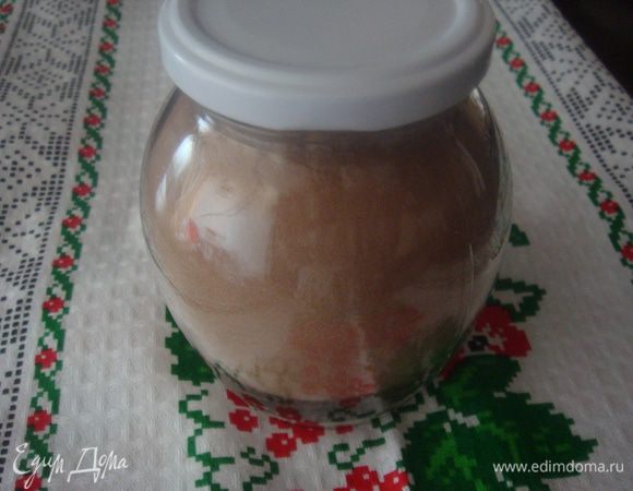 Пересыпаем порошок в чистую сухую баночку.