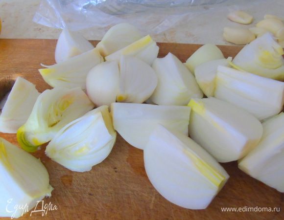 Лук очищаем и нарезаем на 8 частей каждый.