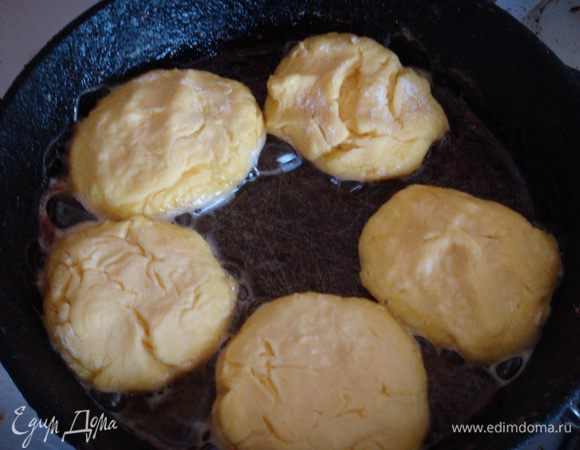 В зернистый творог добавить сахар, ванилин и желтки. Если творог не сухой, добавить 0,5 чайные ложки соли. Вымешать.