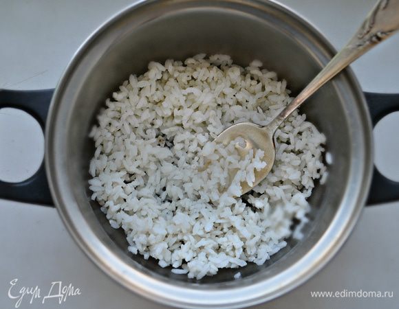 Отварите в подсоленной воде рис до готовности.