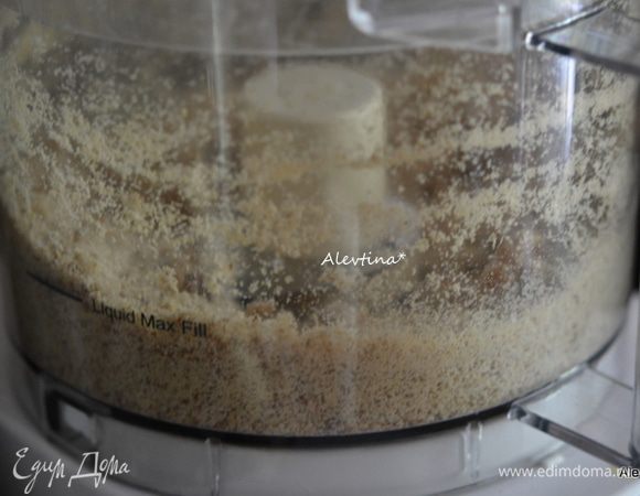 Орехи пекан или грецкие, сахар коричневый 2 ст. л., белый сахар 2 ст. л., сухари панировочные порубить все в месте в крошку.