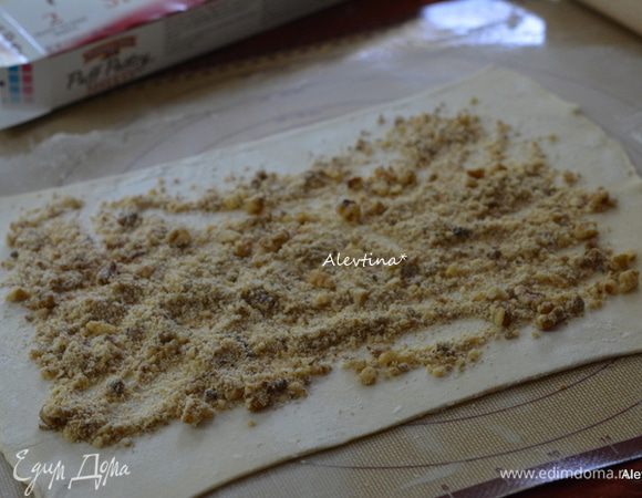 Начинки поделить ровно на 2 порции. Выложить сначала сухую, оставляя края свободными, затем яблочную.