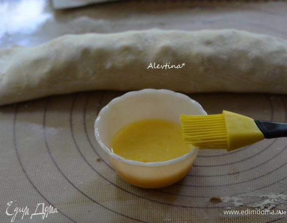 Завернуть аккуратно в рулет, концы подвернуть. Яйцо и воду смешать.
Повторить также со вторым пластом слоеного теста.