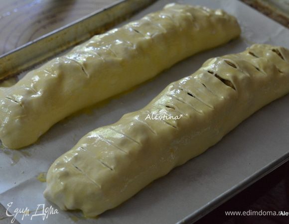 Смазать оба рулета яйцом, предварительно переложив на противень с бумагой для выпечки. Сделать острым ножом надрезы. Поставить в духовку на 40-45 минут или до золотистой корочки.