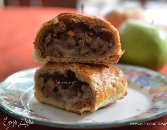 Готовый штруделю дать постоять слегка остыть. Нарезать порциями. Подаем к столу. Приятного аппетита.