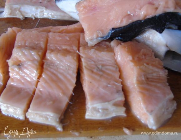 Нарезаем филе лосося на куски шириной около 3 см.
