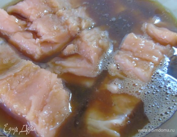 Рыбку кладем в маринад и убираем в холодильник на пару часов, через час переверните рыбу. 