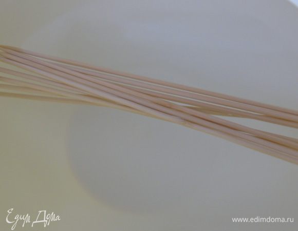 Деревянные шампура замочите в воде на два часа.