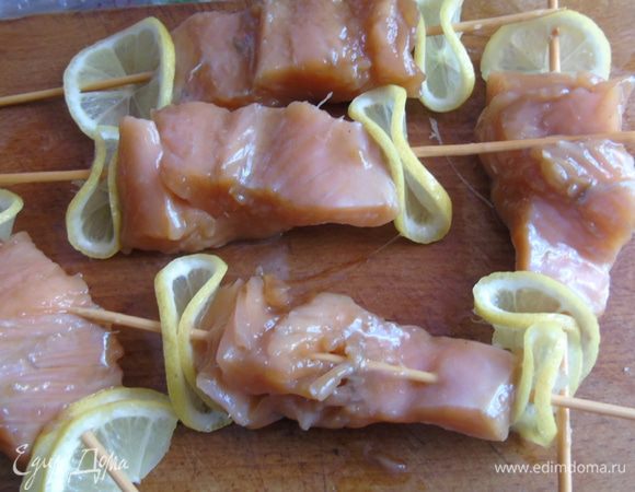 Лимон порежьте тоненькими кружочками. Нанизываем кусочек лимона, затем рыбу и опять кусочек лимона.